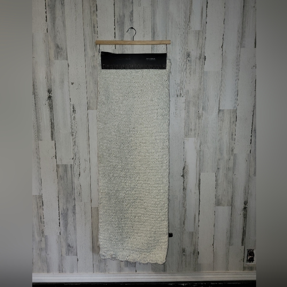 NWT Rachel Zoe Knit Metallic Table Runner